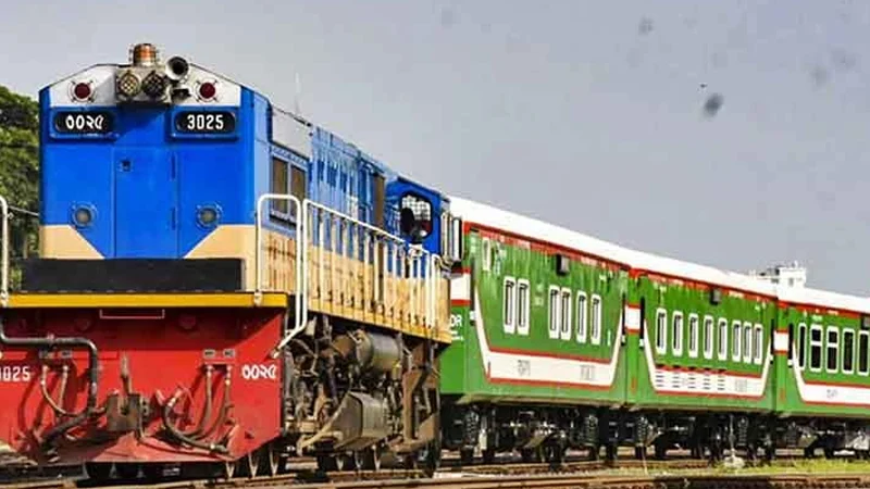 রাজধানীতে চলন্ত ট্রেনের ছাদ থেকে যুবককে ফেলে দিল ছিনতাইকারীরা